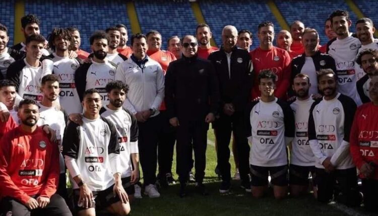 الرئيس السيسي يتفقد تدريبات المنتخب بالعاصمة الإدارية