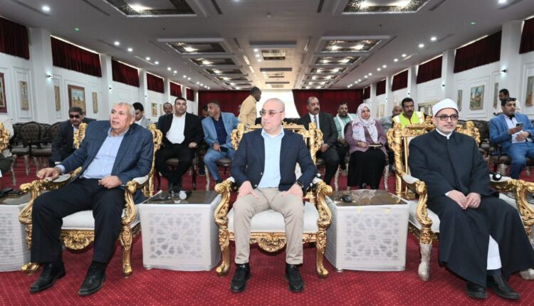 وزير الإسكان ومحافظ الوادى الجديد يتفقدان مُجَمَّع المصالح الحكومية المُمَيْكَن شمال مدينة الخارجة