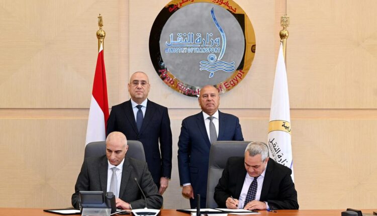 وزيرا الإسكان والنقل يشهدان توقيع بروتوكول تعاون فى مجالات النقل البرى بالمدن الجديدة
