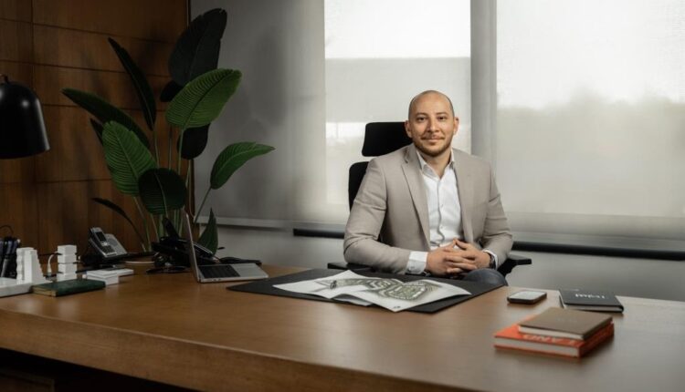 المهندس محمد عادل الرئيس التنفيذي لشركة رؤية للتطوير العقاري