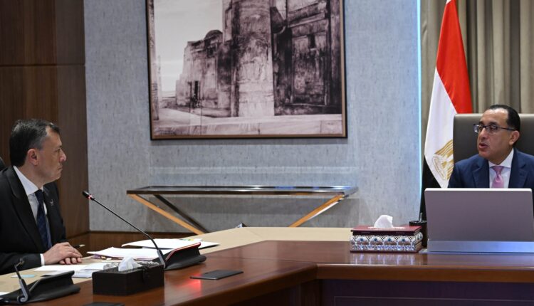جانب من اجتماع رئيس الوزراء مع وزير السياحة
