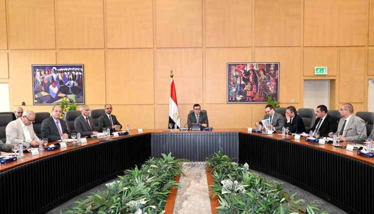 خلال اجتماع وزير الإسكان