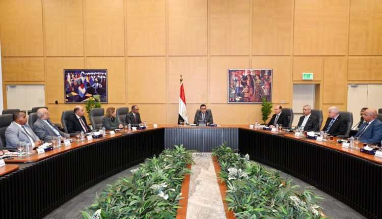 وزير الإسكان يعقد اجتماعًا مطولاً مع اللواء محمود نصار، رئيس الجهاز المركزي للتعمير