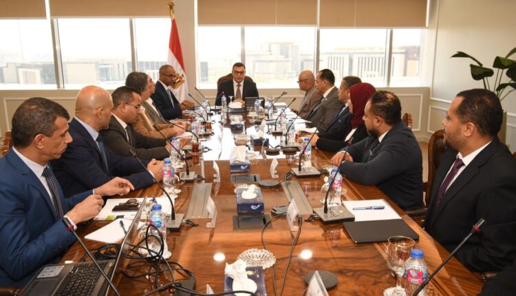 خلال اجتماع وزير الإسكان لمتابعة سير العمل بجهاز تنظيم مياه الشرب والصرف الصحى وحماية المستهلك