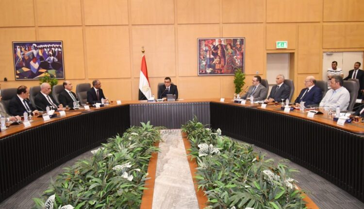 وزير الإسكان ييعقد اجتماعه مع مسئولي قطاعات الوزارة