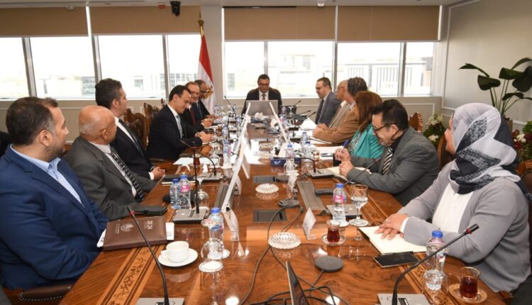 جانب من اجتماع وزير الإسكان