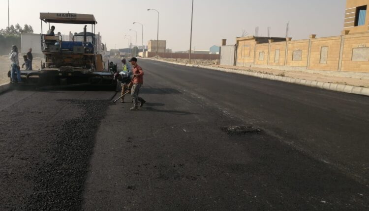 تكثيف أعمال الطرق بالمناطق الصناعية في المدن الجديدة