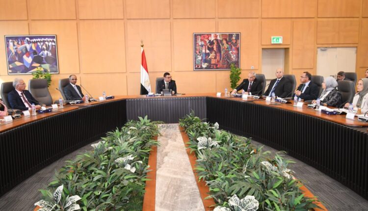 جانب من اجتماع وزير الإسكان لمتابعة سير العمل لمشروعات الهيئة العامة لتعاونيات البناء والإسكان