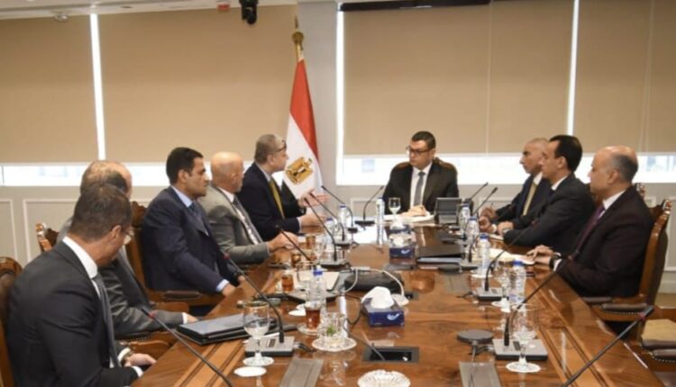 جانب من اجتماع وزير الإسكان لمتابعة موقف تنفيذ مشروعات في العلمين الجديدة