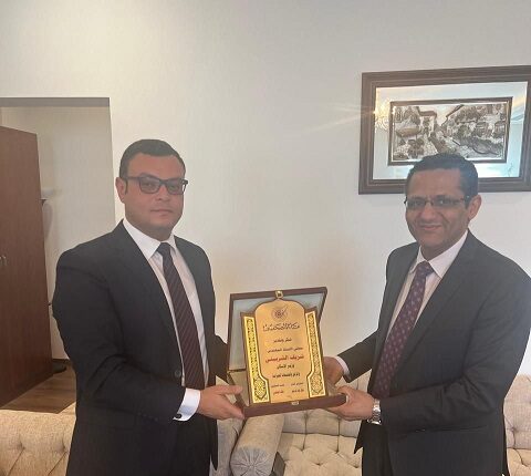 وزير الإسكان يستقبل نقيب الصحفيين