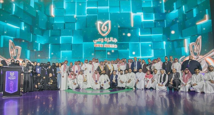 وزيرا الصحة والتعليم في السعودية يكرّمان 7 مصريين في «جائزة وعي»