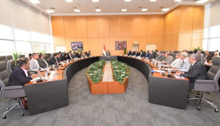 خلال اجتماع وزير الإسكان لمتابعة مشروعات مرافق مياه الشرب والصرف الصحى