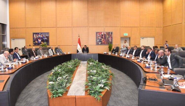 جانب من الاجتماع الدوري لوزير الإسكان لمتابعة موقف تنفيذ وحدات "سكن لكل المصريين