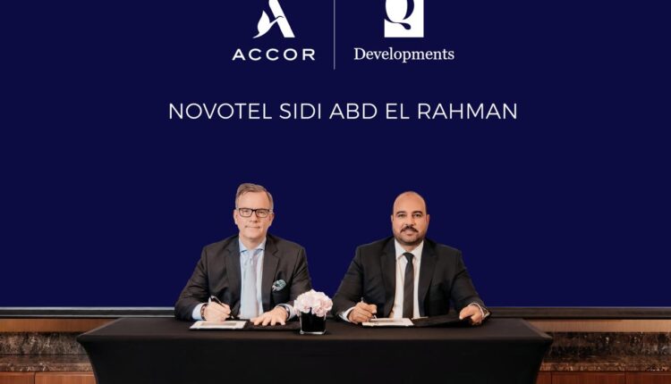 جانب من التعاقد بين كيو للتطوير وأكور العالمية