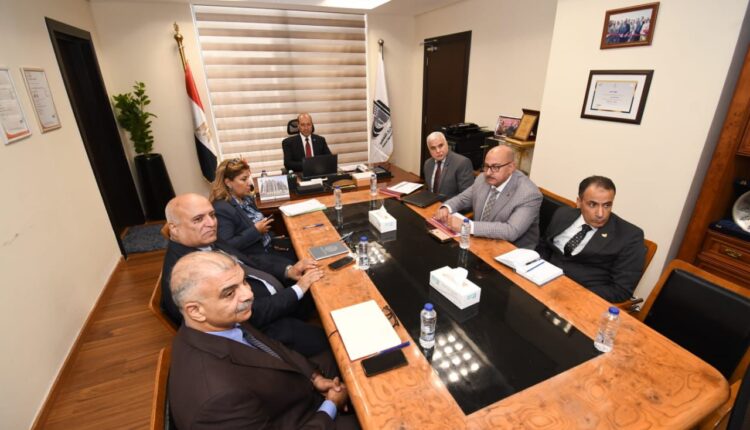 خلال اجتماع اللواء محمود نصار، رئيس الجهاز المركزى للتعمير مع رؤساء الأجهزة التنفيذية