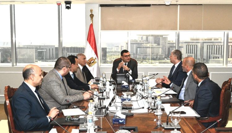 خلال اجتماع وزير الإسكان