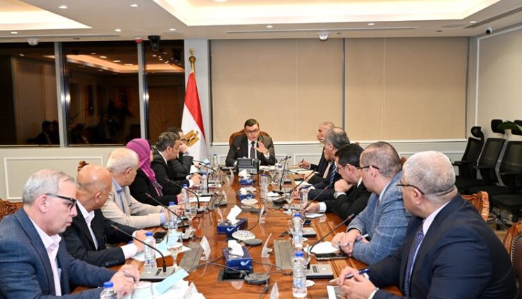 جانب من اجتماع وزير الإسكان