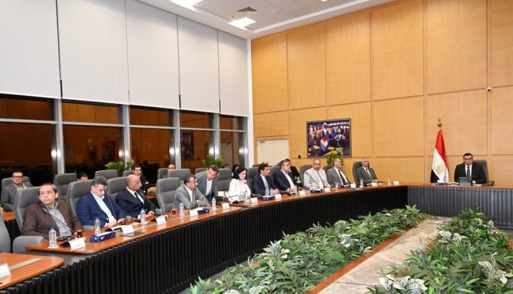 خلال لقاء وزير الإسكان بمجموعة من المطورين العقاريين