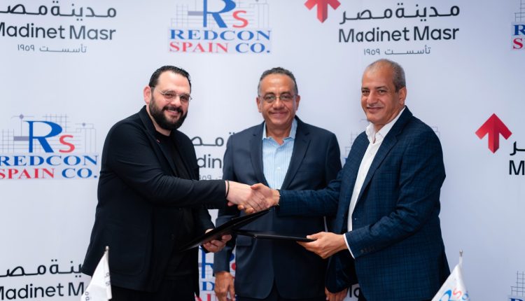 جانب من توقيع اتفاقية شراكة استراتيجية