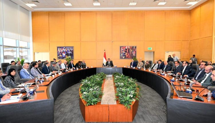 جانب من اجتماع وزير الإسكان