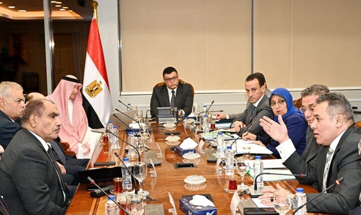 جانب من لقاء وزير الإسكان بالشيخ حسن الشربتلي