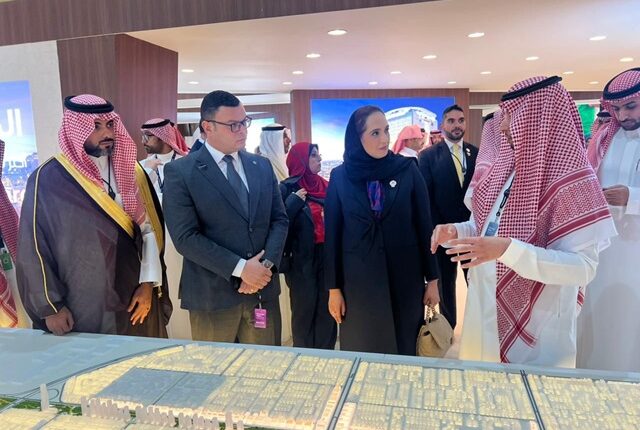 جانب من مشاركة وزير الإسكان في المعرض
