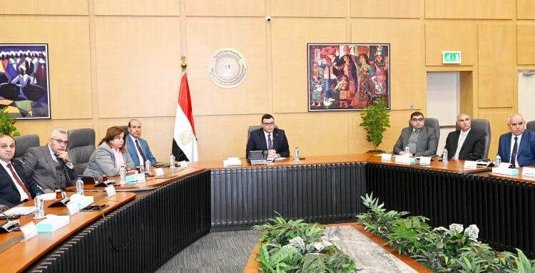 جانب من اجتماع وزير الإسكان