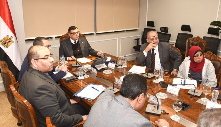 خلال اجتماع وزير الإسكان