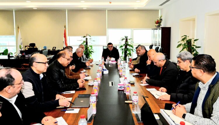 جانب من اجتماع وزير الإسكان