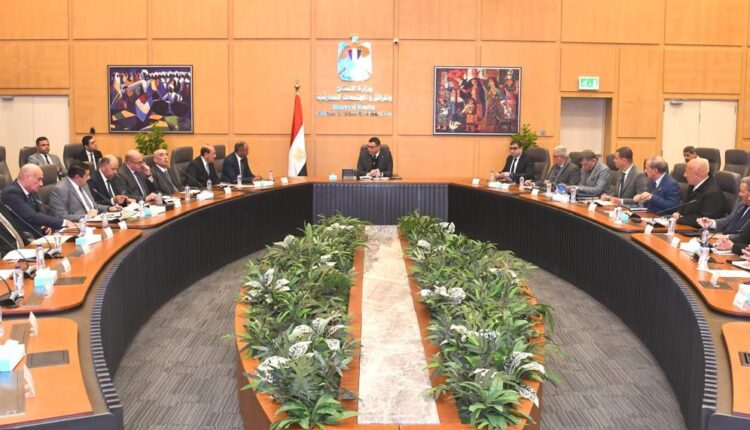 جانب من اجتماع وزير الإسكان