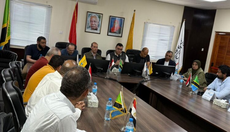 وزير الإسكان يلتقي المسئولين والعاملين بمشروع سد ومحطة كهرباء «جوليوس نيريري»