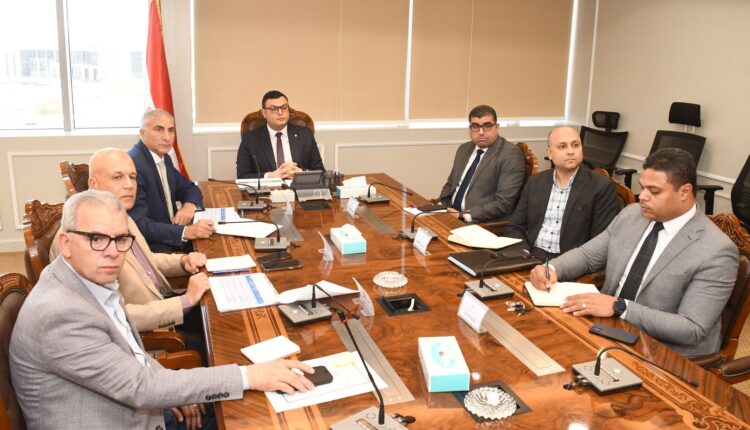 جانب من اجتماع وزير الإسكان