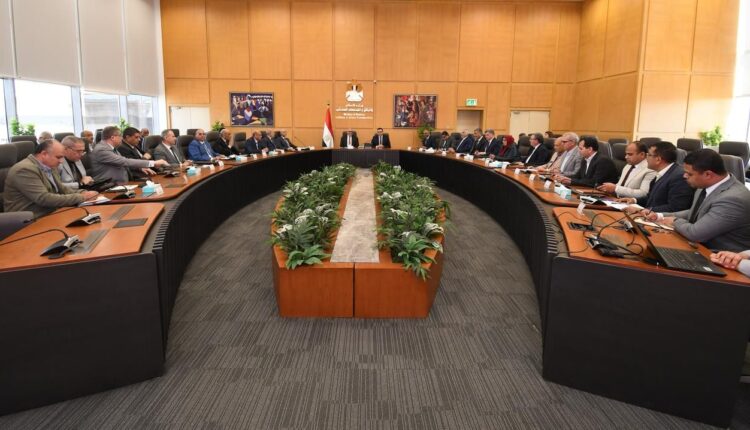 جانب من اجتماع وزير الإسكان ورئيس «العربية للتصنيع»