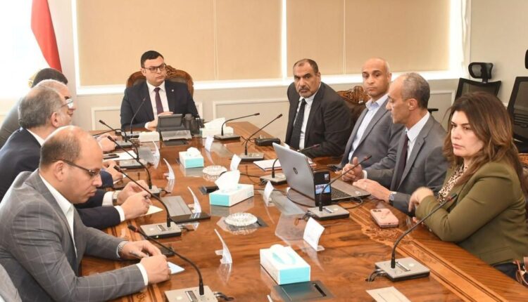 وزير الإسكان يلتقي ممثلي إحدى الشركات العالمية المتخصصة في إنشاء "crystal lagoon