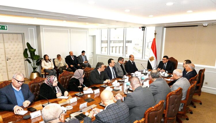 وزير الإسكان يتابع سير العمل بقطاعات هيئة المجتمعات العمرانية