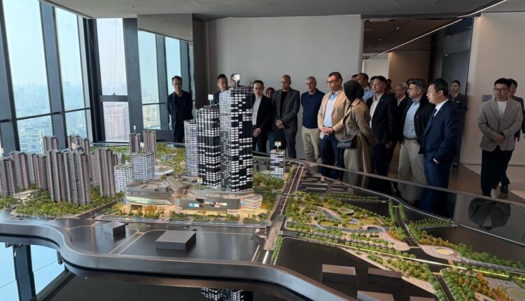 وزير الإسكان يتفقد منطقة الأعمال المركزية بمدينة «شنغهاي»