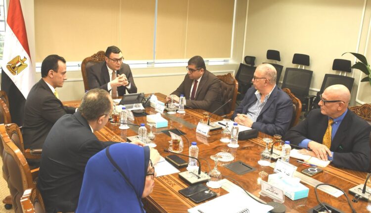 جانب من اجتماع وزير الإسكان