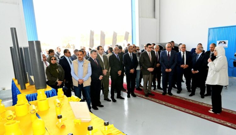 جانب من زيارة وزير الإسكان لمقر مصنع حلوان للصناعات المتطورة