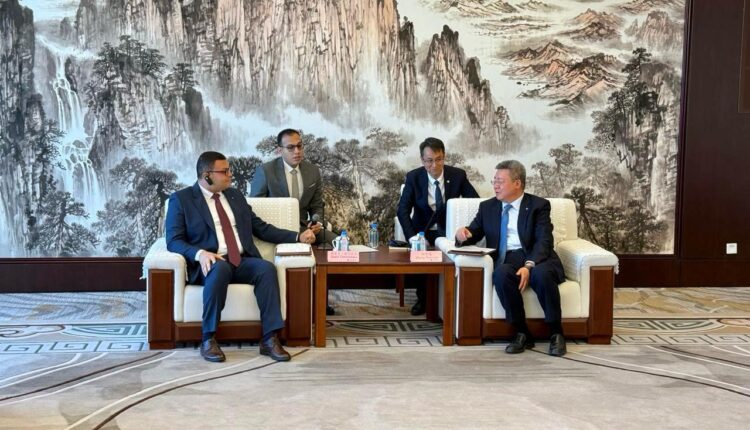 جانب من لقاء وزير الإسكان مع رئيس شركة "CSCEC" الصينية