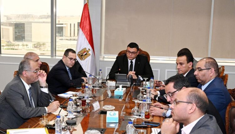 خلال اجتماع وزير الإسكان بمسئولي «فاوندرز للتسويق»