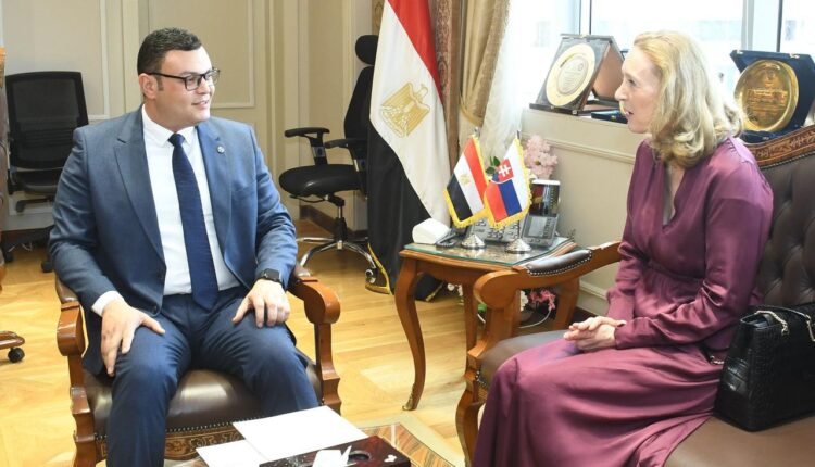 وزير الإسكان يلتقي مع سفيرة سلوفاكيا بالقاهرة