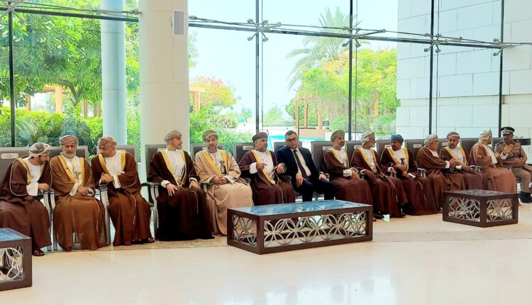 وزير الإسكان يصل إلى مسقط