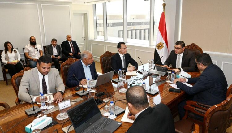 وزير الإسكان يعقد اجتماعا لمتابعة الموقف التنفيذي لـ«حدائق تلال الفسطاط»