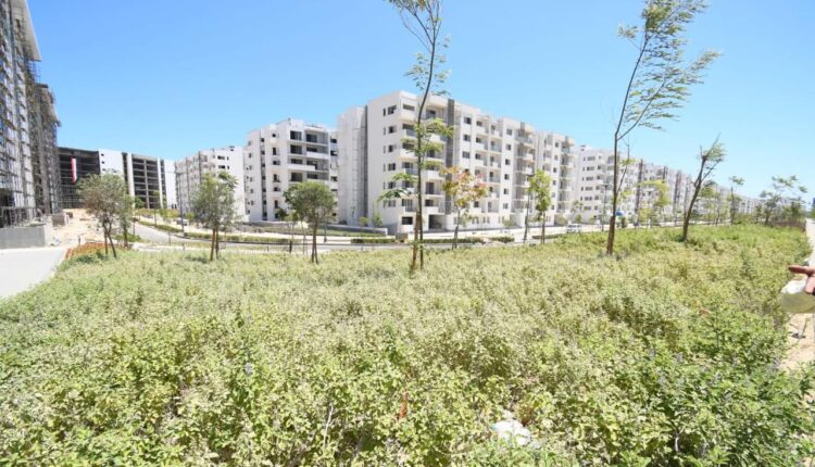 وزير الإسكان يواصل يتفقد كومباوند مزارين والحي اللاتيني بمدينة العلمين الجديدة