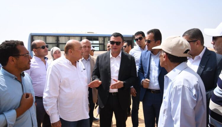 وزير الإسكان يتفقد مشروع الإسكان الأخضر بالعاشر من رمضان