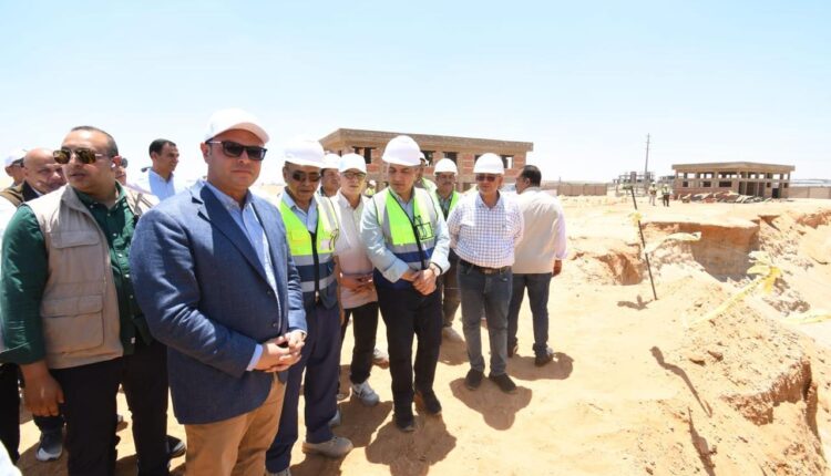 وزير الإسكان يتفقد محاور الطرق ومحطة تنقية مياه الشرب الجديدة بمدينة السادات