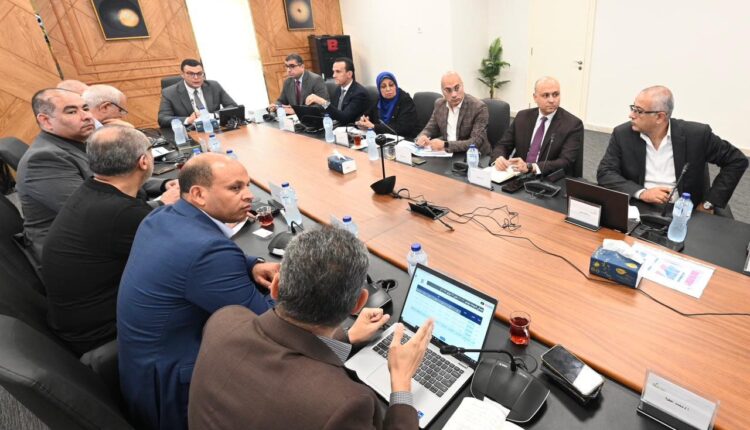 وزير الإسكان يعقد اجتماعا مع مسئولي شركة «سيتي إيدج»