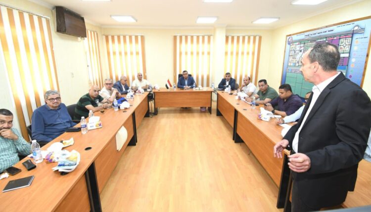 وزير الإسكان يصل «النوبارية الجديدة» ويعقد اجتماعًا لمتابعة سير العمل