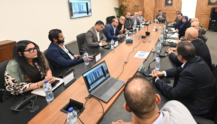 وزير الإسكان يلتقي مسئولي شركة HDB