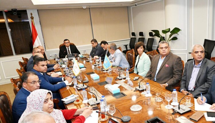 وزير الإسكان يعقد اجتماعاً لمتابعة الموقف التنفيذي لمشروع حدائق تلال الفسطاط